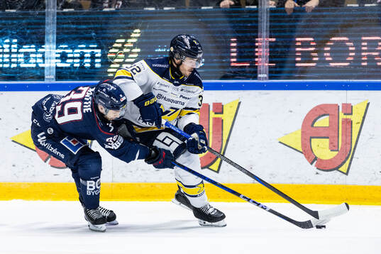 Linköpings Ty Rattie och HV71s Oscar Engsund