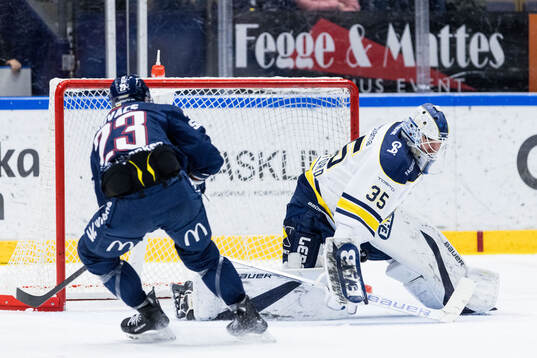 Linköpings Robin Kovacs och HV71s målvakt Olof Glifford