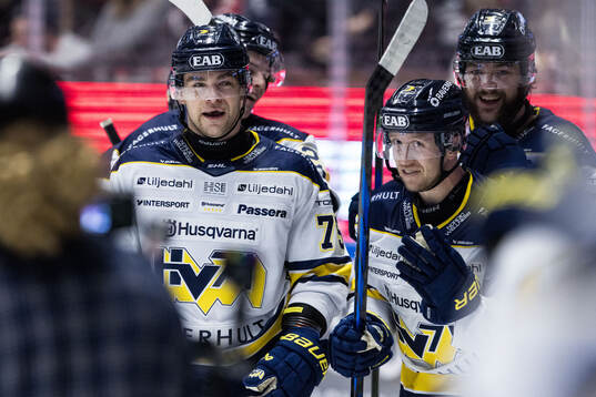 HV71s Radan Lenc och Olle Alsing jublar