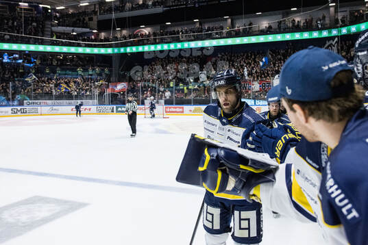 HV71s Joona Luoto jublar