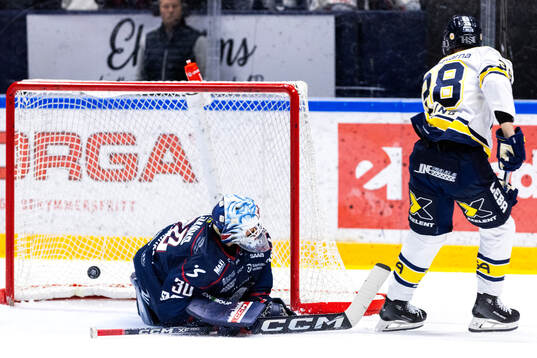 HV71s Olle Alsing gör 3-4 bakom Linköpings målvakt