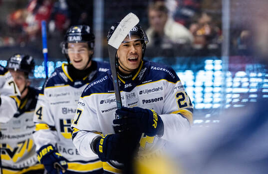 HV71s Jonathan Ang jublar