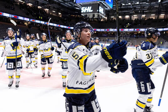 HV71s Victor Sjöholm jublar