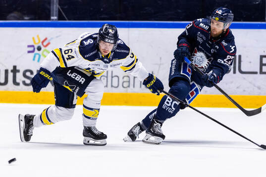 HV71s Emil Forslund och Linköpings Robin Kovacs