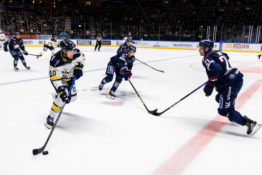 HV71s Oskar Stål-Lyrenäs mot Linköpings Markus Ljungh