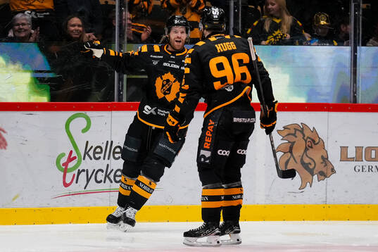Skellefteås Oscar Lindberg och Rickard Hugg jublar