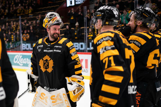 Skellefteås målvakt Gustaf Lindvall jublar