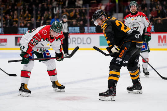 Frölundas Mikael Ruohomaa och Skellefteås Oscar Lindberg
