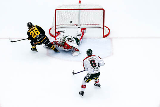 Skellefteås Anton Heikkinen gör mål på Frölundas