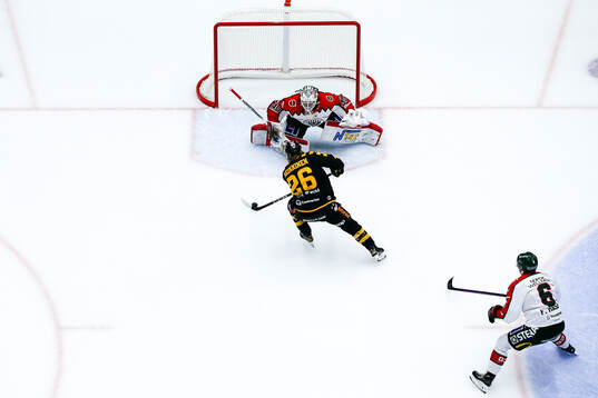 Skellefteås Anton Heikkinen gör mål på Frölundas