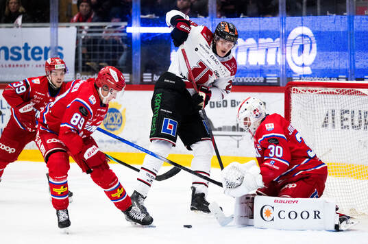 Örebros Milton Oscarson och Timrås målvakt Jacob