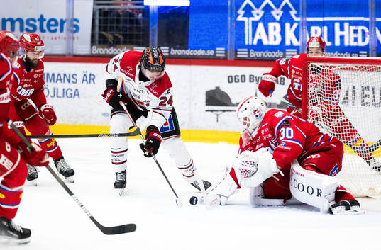 Örebros Hannes Björninen och Timrås målvakt Jacob