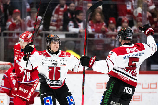 Örebros William Wikman och Gustav Backström jublar