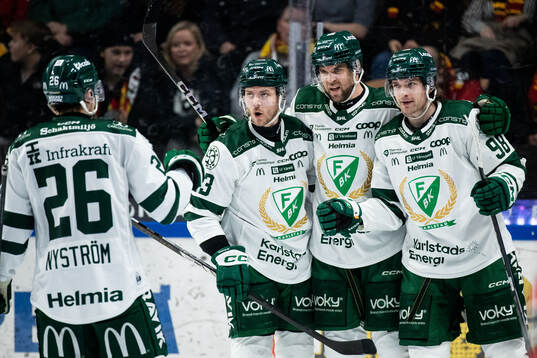Färjestads Henrik Björklund jublar med Joel Kellman och