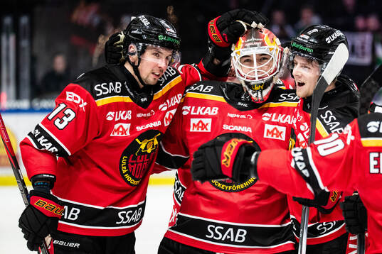 Luleås Eetu Koivistoinen och målvakt Matteus Ward jublar