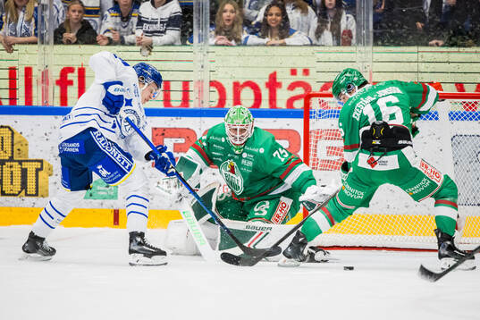 Leksands Lukas Vejdemo och Rögles målvakt Arvid Holm och