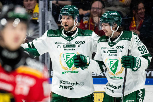 Färjestads Henrik Björklund jublar med Marian Studenic