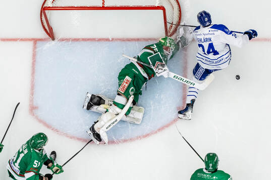 Rögles målvakt Arvid Holm och Leksands Peter Cehlarik