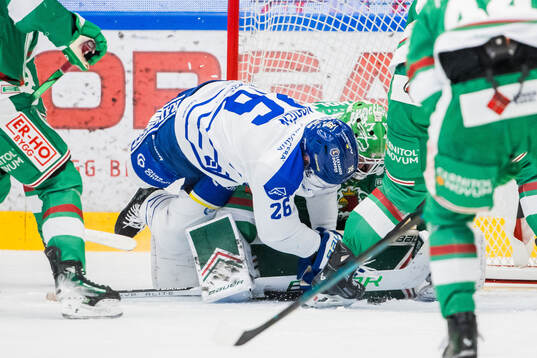 Leksands Patrik Norén och Rögles målvakt Arvid Holm