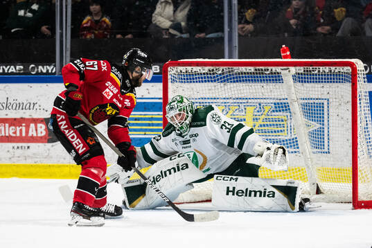 Luleås Linus Omark och Färjestads målvakt Maxime Lagacé