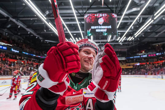 Modos Jesper Olofsson jublar