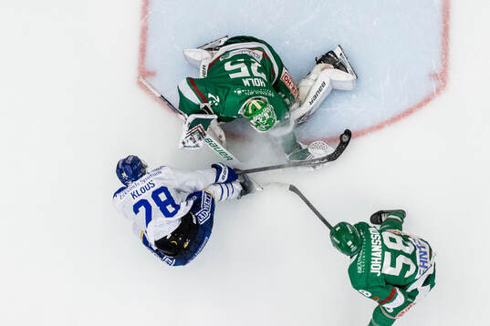 Leksands Justin Glenn Kloos och Rögles målvakt Arvid Holm