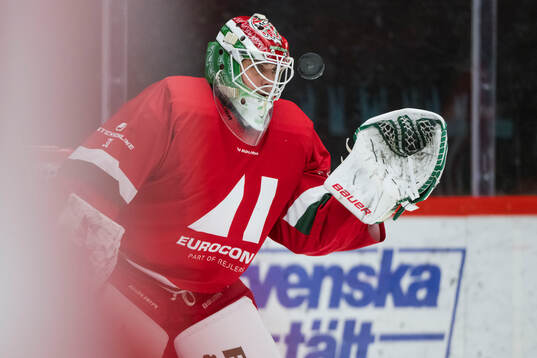 Modos målvakt Olle Eriksson Ek innan ishockeymatchen i SHL