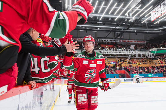 Modos Mattias Norlinder jublar