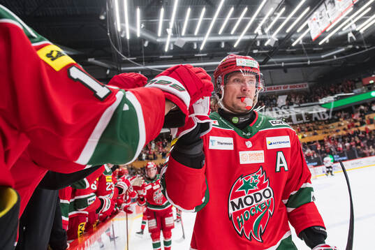 Modos Jesper Olofsson jublar