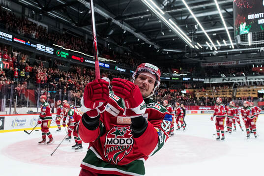 Modos Jesper Olofsson jublar