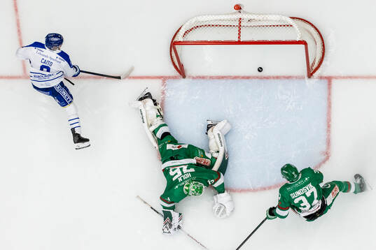 Leksands Matt Caito gör 1-0 bakom Rögles målvakt Arvid