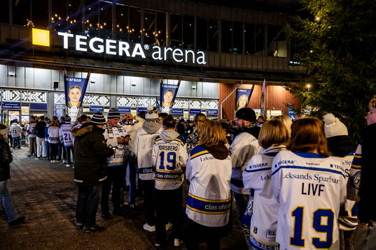 Köer utanför Tegera Arena