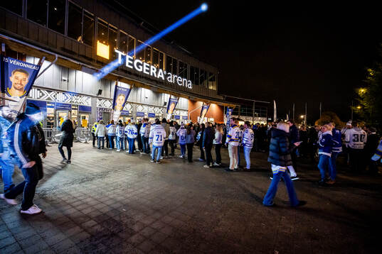 Köer utanför Tegera Arena
