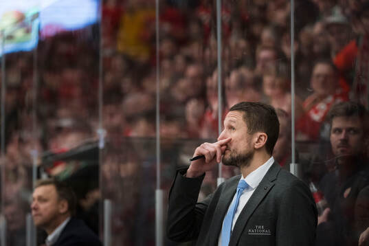 Malmö Redhawks tränare Tomas Kollar deppar
