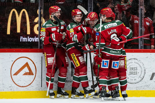 Modos Theodor Niederbach jublar med lagkamraterna