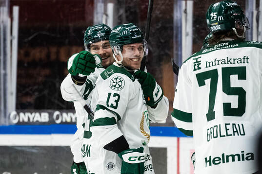 Färjestads David Tomasek jublar