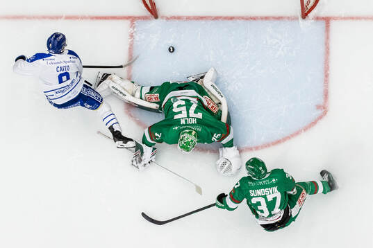 Leksands Matt Caito gör 1-0 bakom Rögles målvakt Arvid