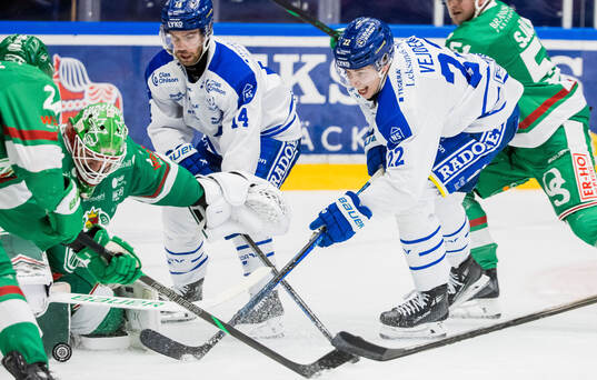 Rögles målvakt Arvid Holm och Leksands Lukas Vejdemo