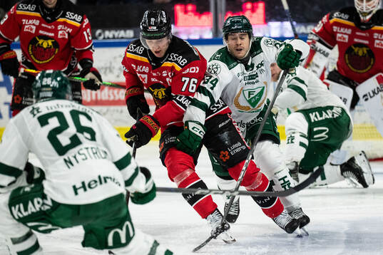Luleås Anton Levtchi och Färjestads Michael Lindqvist