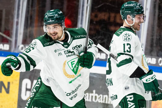 Färjestads David Tomasek jublar med lagkamrater
