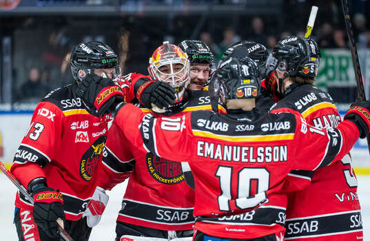 Luleås målvakt Matteus Ward jublar med lagkamrater