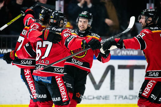 Luleås Pontus Själin jublar med lagkamrater