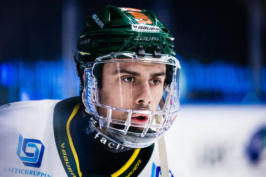 Björklövens Maxime Fortier med ett visir för ansiktet