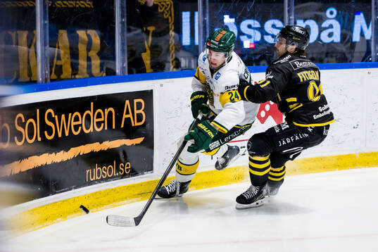 Björklövens Linus Cronholm och AIKs Gerry Fitzgerald