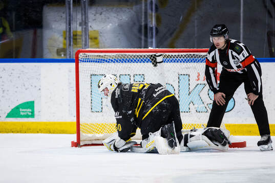 AIKs målvakt Victor Brattström har ont