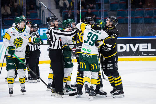 Björklövens Joel Mustonen och AIKs Oscar Nord och Rasmus