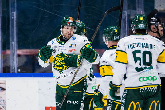 Björklövens Fredrik Forsberg jublar med lagkamrater