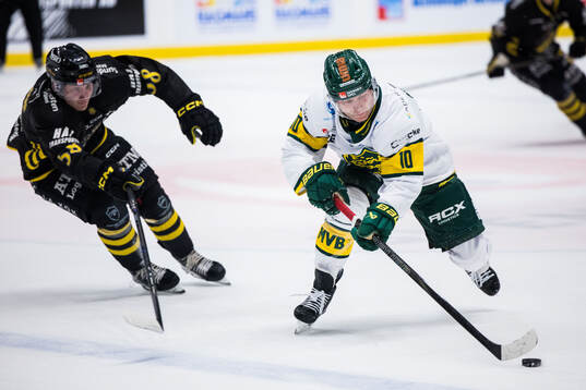 AIKs Oskar Magnusson och Björklövens Marcus Nilsson