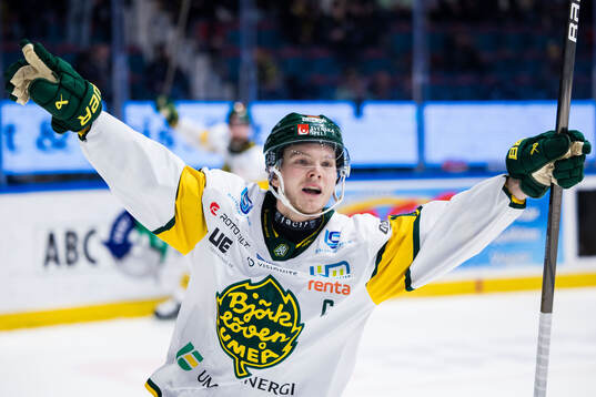 Björklövens Liam Dower Nilsson jublar 0-2