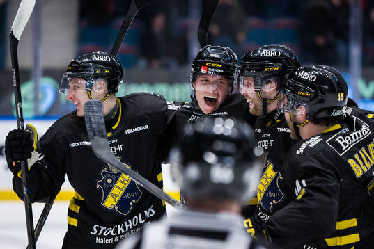 AIKs Lukas Zetterberg jublar med lagkamrater